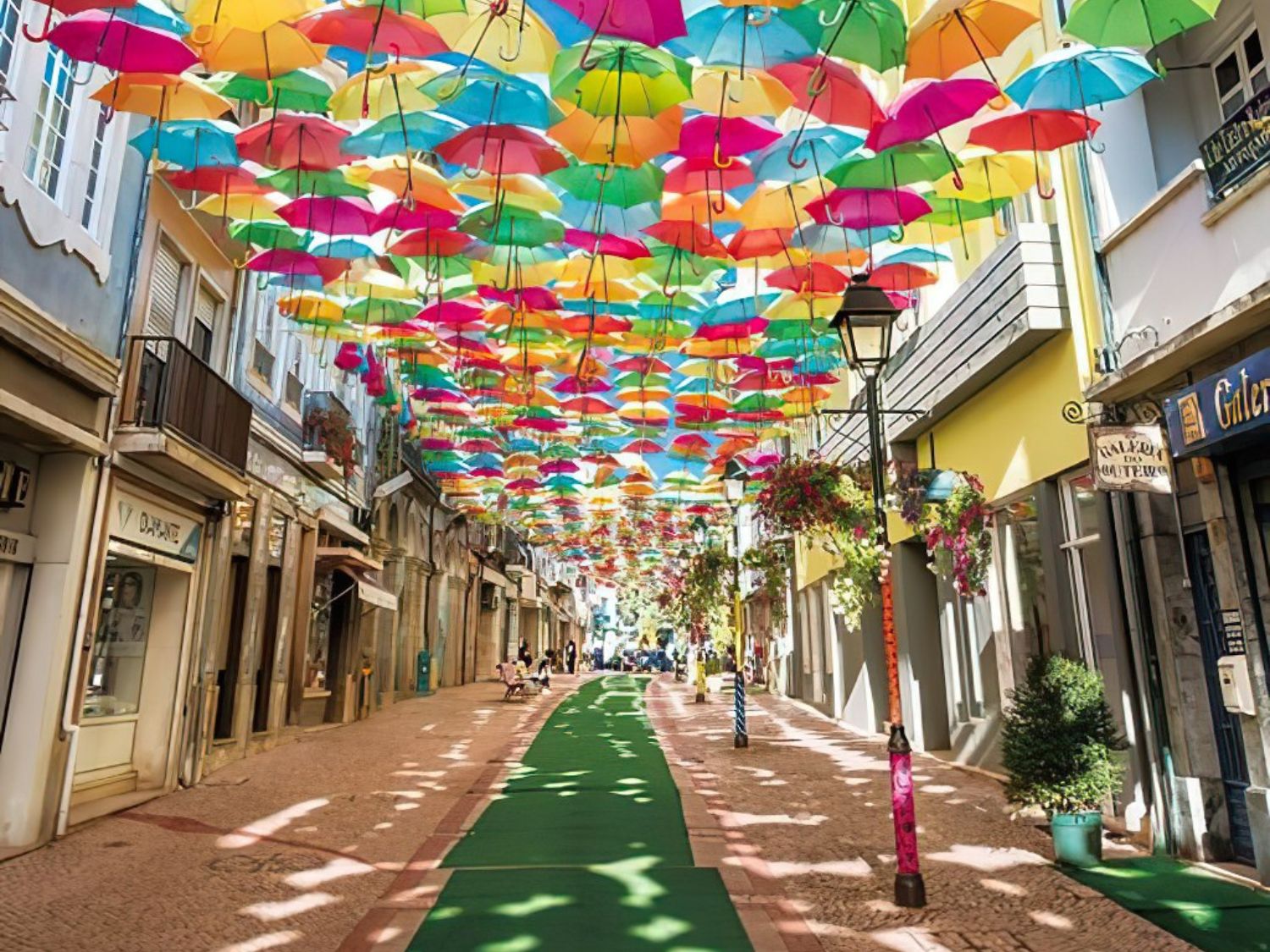 Epoch • Scenery • Umbrella Street, Portugal　300 PCS　Jigsaw Puzzle